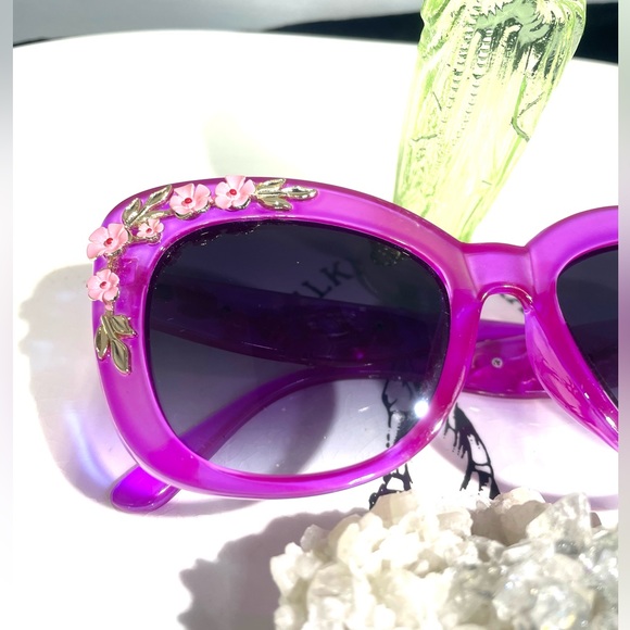 💜 Cat Eye Sunnies! 💜 Magenta Sunglasses with Pink Cherry Blossoms Dk Grey Lens - Picture 2 of 5